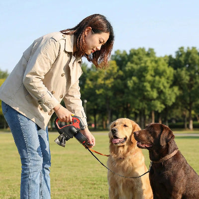 Femme avec ses chien en laisse chien double Distributeur de sac rouge au parc