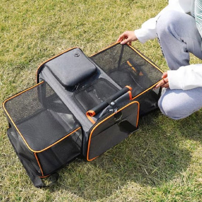 Femme dépliant un sac de transport chien Pliable orange