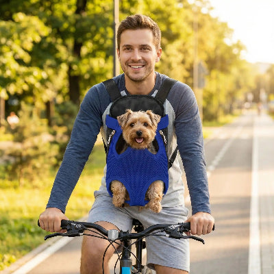Homme à vélo avec son chien dans sac à dos chien Voyageur confort bleu