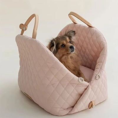 chien assis dans sac de transport pour chien Cocon Douillet rose