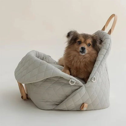 chien assis dans sac de transport pour chien Cocon Douillet gris 