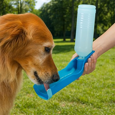 Chien au parc buvant dans une gourde pour Chiens Museau Frais bleu