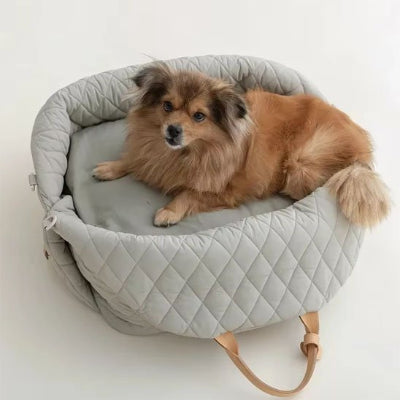 chien couché dans sac de transport pour chien Cocon Douillet gris 