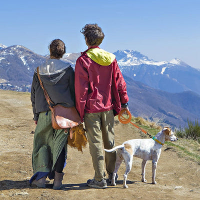 chien en balade en montagne avec longe pour chien Dog Flow Orange avec ses maitres