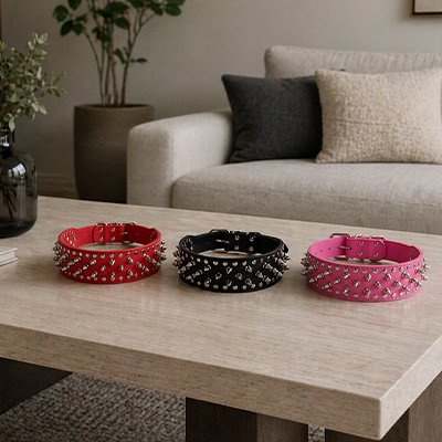 Collier Chien Armure Canine rouge, noir et rose sur une table