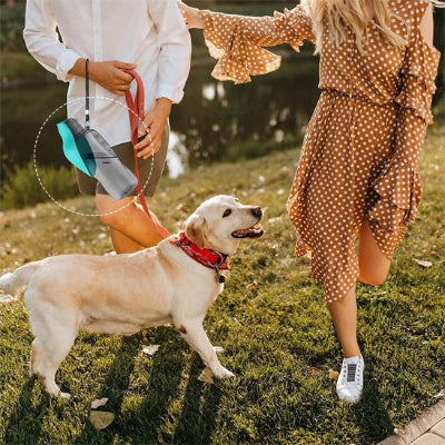 Couple en promenade avec une gourde pour chien​ Balade Pure vert