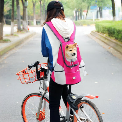 Femme a vélo avec son  petit chien dans Sac à dos pour chien Compagnon Voyage rose 