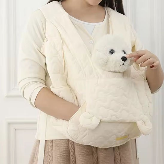 femme avec sac de transport chien Ventral écru et son petit chien dedans