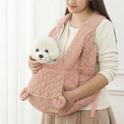 femme avec sac de transport chien Ventral rose et son petit chien dedans