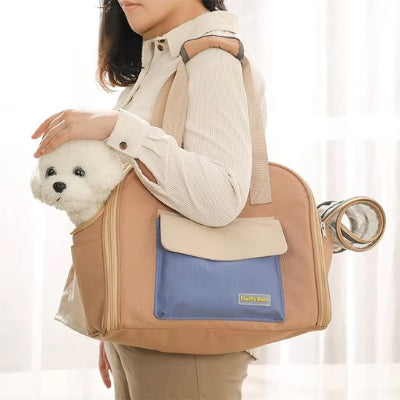 femme avec son petit chien dans sac à dos pour chien Transporteur beige 
