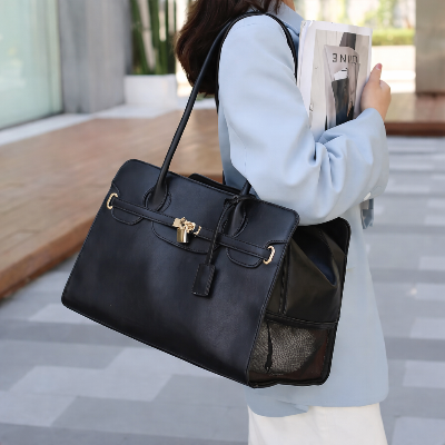 femme avec son sac de transport pour chien Elegance confort noir