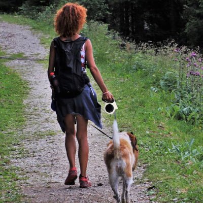 femme en promenade avec son chien en laisse de chien lumineuse blanche