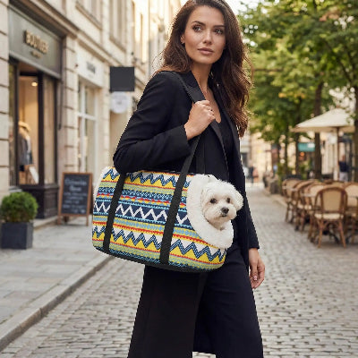 femme en ville avec son chien dans sac de transpot chien Voyage confort à l 'épaule