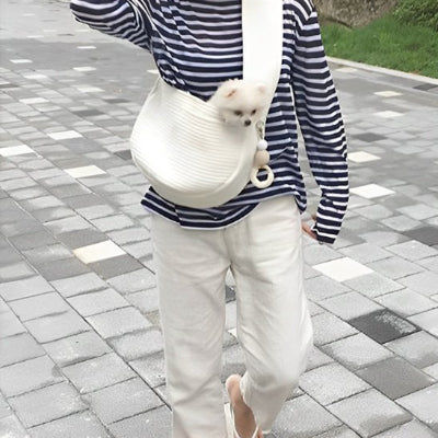 femme marchant avec son petit chien dans chien sac de transport City Hamac blanc