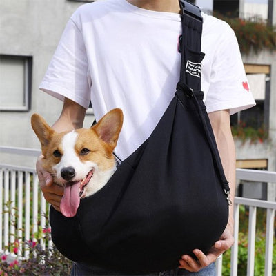 Femme portant son chien heureux dans sac transport chien Nomade noir