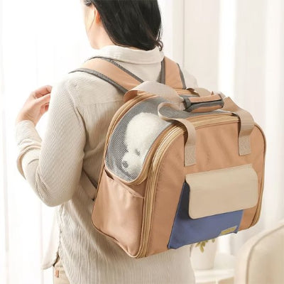  Femme portant son petit chien dans sac à dos pour chien Transporteur beige 
