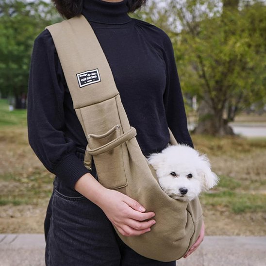 Femme portant son petit chien dans sac de transport pour chien Calin Dog beige
