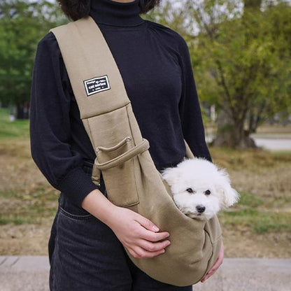 Femme portant son petit chien dans sac de transport pour chien Calin Dog beige