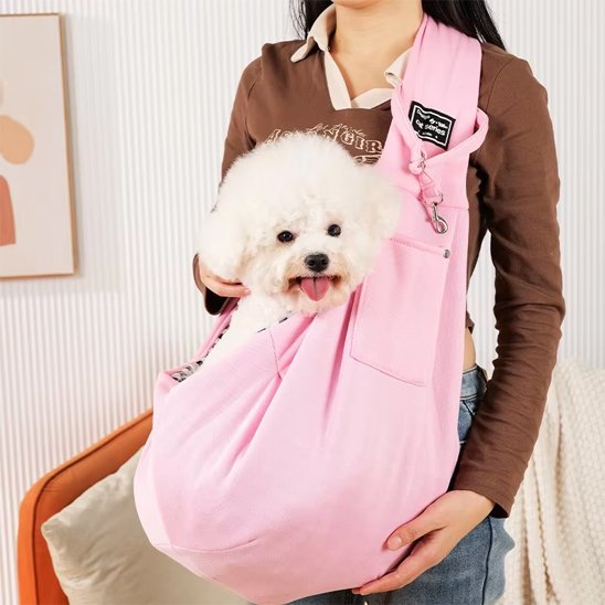 Femme portant son petit chien dans sac de transport pour chien Calin Dog rose