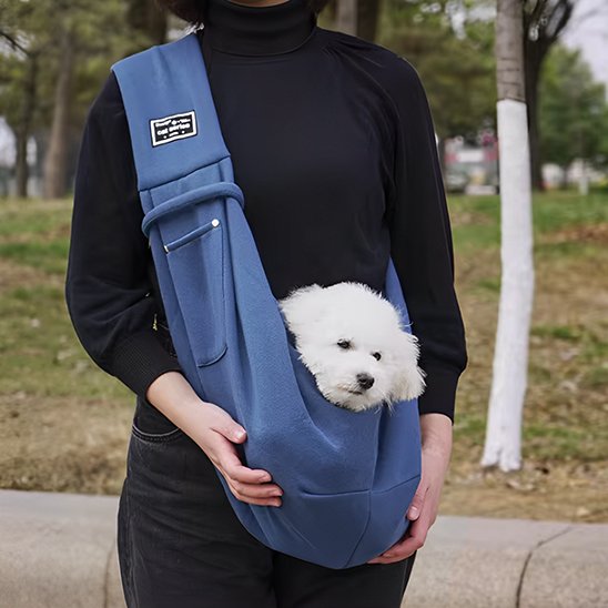 Femme portant son petit chien dans sac de transport pour chien Calin Dog bleu 