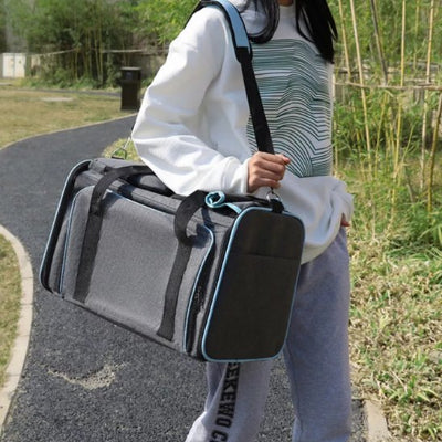 Femme se promenant avec sac de transport chien Pliable bleu