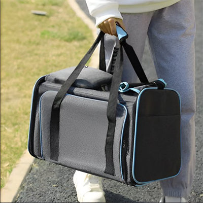 Femme tenant avec son sac de transport chien Pliable bleu