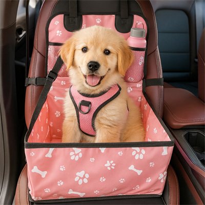 Petit chien assis dans son siege auto chien Voyage Confort Rose 
