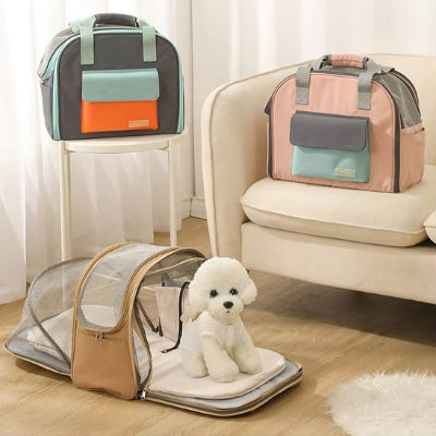 Petit chien dans  sac à dos pour chien Transporteur beige déplié