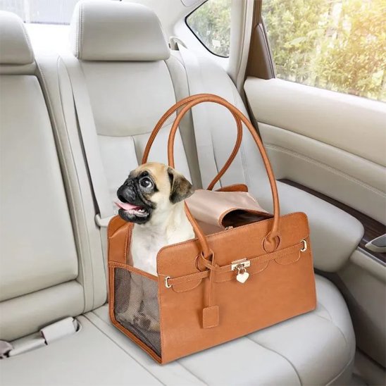 petit chien dans son sac de transport pour chien Elegance confort marron en voiture