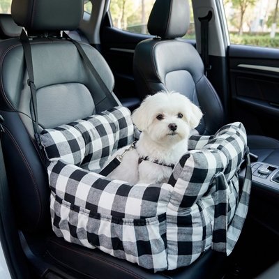 Petit chien dans un siege auto pour chien Toutou mobile à carreaux