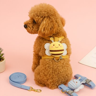 Petit chien en Harnais pour Chien Abeille jaune et bleu posé