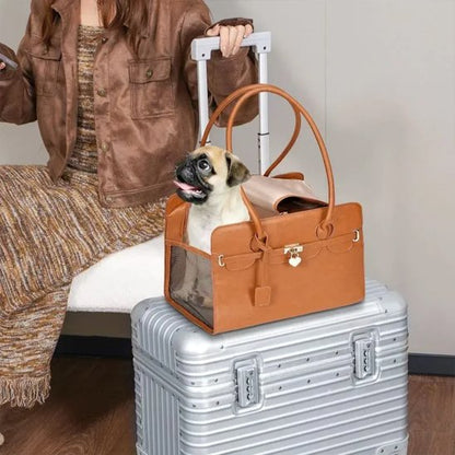 petit chien heureux dans son sac de transport pour chien Elegance confort marron sur une valise