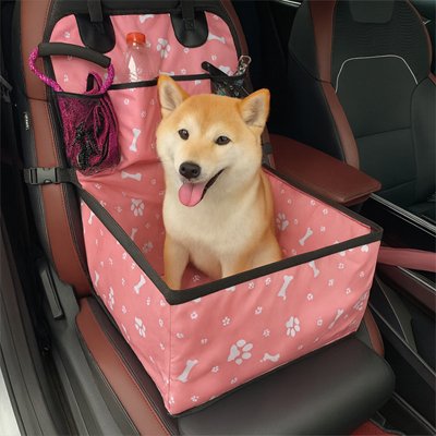 Petit chien heureux dans son siege auto chien Voyage Confort Rose 